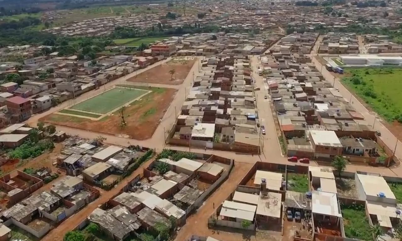 Na divisa com Goiás, maior favela do Brasil tem mais de 100 mil habitantes