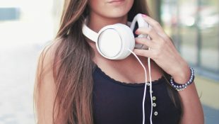 O que você nunca percebeu nos fones de ouvido (o segredo do conforto)