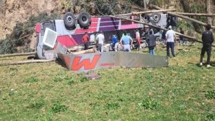 Ônibus caiu no Peru. (Foto: Reprodução/Redes Sociais)