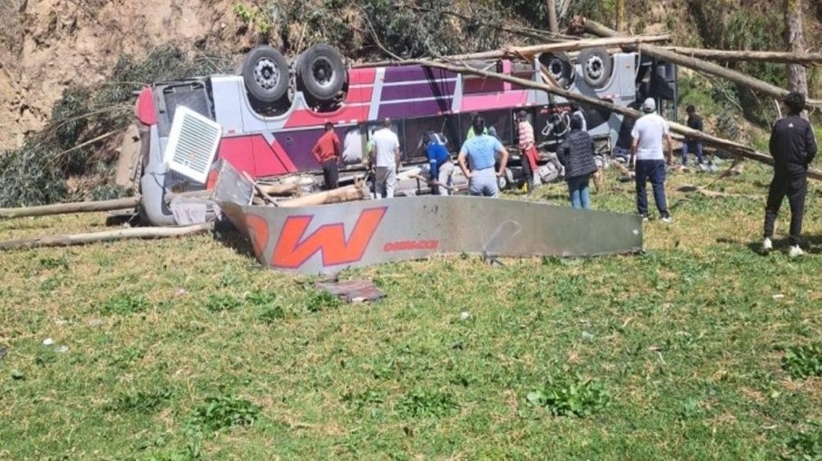Ônibus caiu no Peru. (Foto: Reprodução/Redes Sociais)