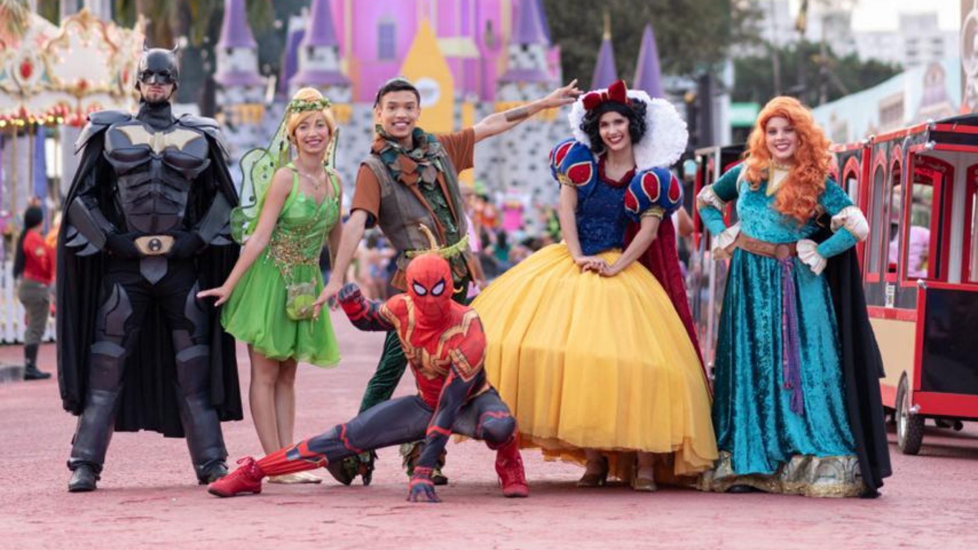 Parque mágico inspirado na Disney encanta Goiânia com brinquedos, peças e muita diversão