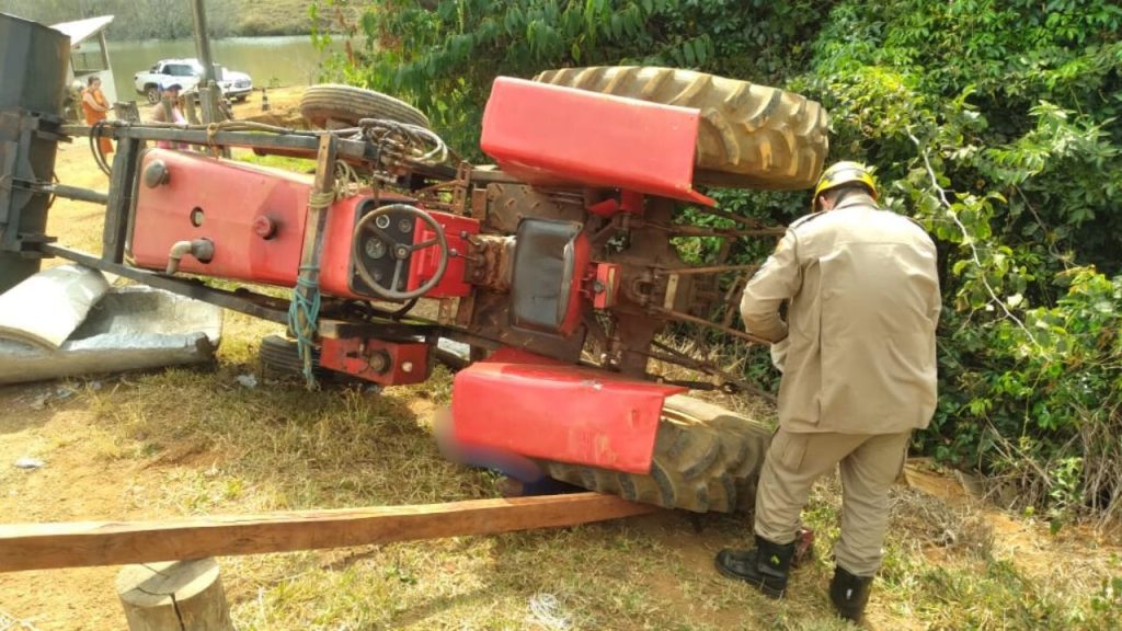 Homem ficou preso em baixo do trator. (Foto: Reprodução)