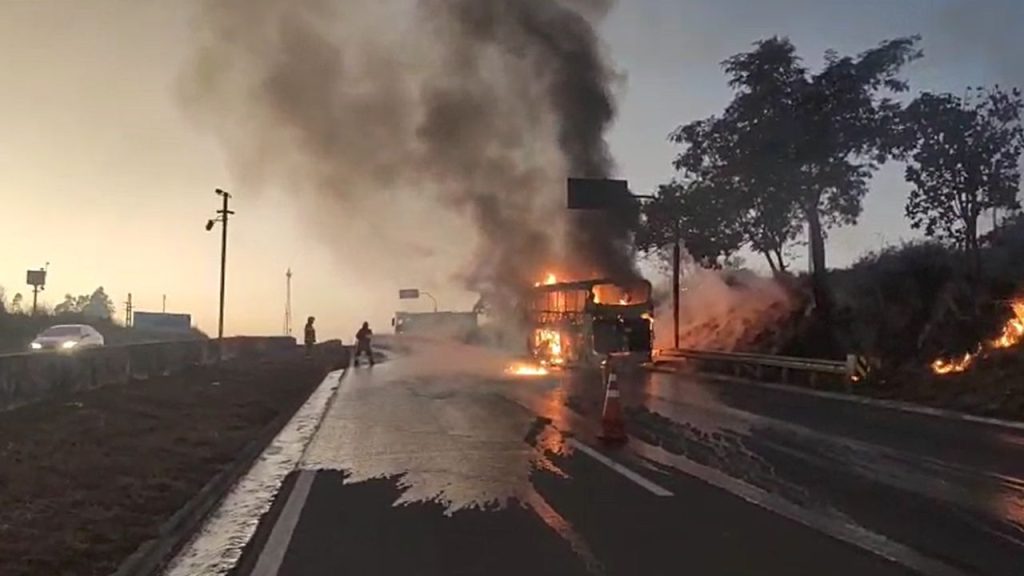Incêndio destruiu ônibus. (Foto: Divulgação/Corpo de Bombeiros)