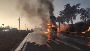 Incêndio destruiu ônibus. (Foto: Divulgação/Corpo de Bombeiros)