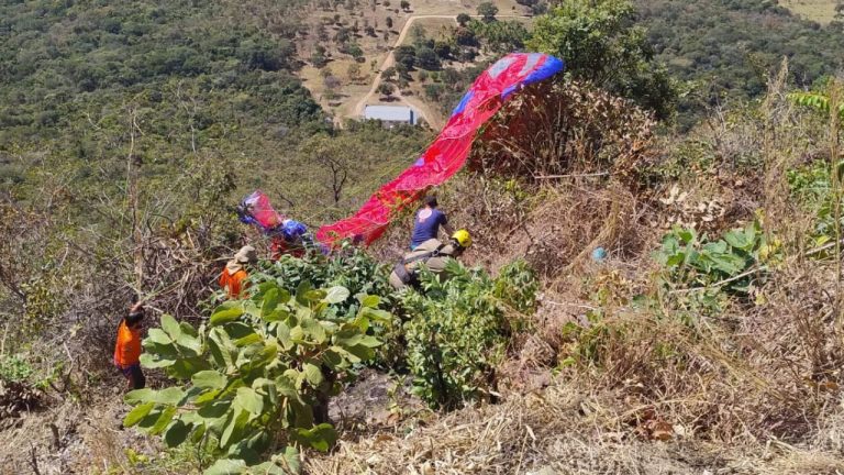 Já é a segunda vez que acidente de parapente acontece nesta semana. (Foto: Divulgação/Corpo de Bombeiros)
