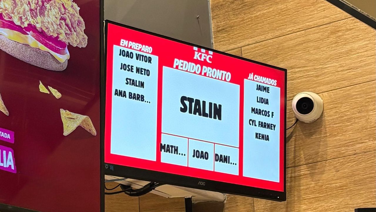 Placa com nome de cliente esperando pedido do KFC chama atenção