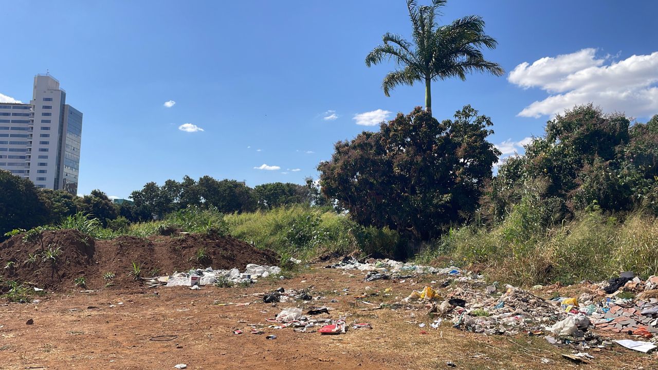 “Virou um lixão a céu aberto”, denunciam comerciantes sobre área do Centro de Anápolis onde corpo foi encontrado