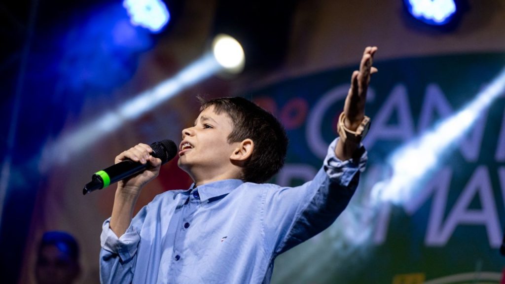Menino cantando no festival. (Foto: Divulgação/Governo de Goiás)