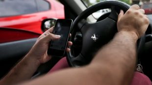 Motorista usando celular no volante.(Foto: Marcelo Camargo/Agência Brasil)