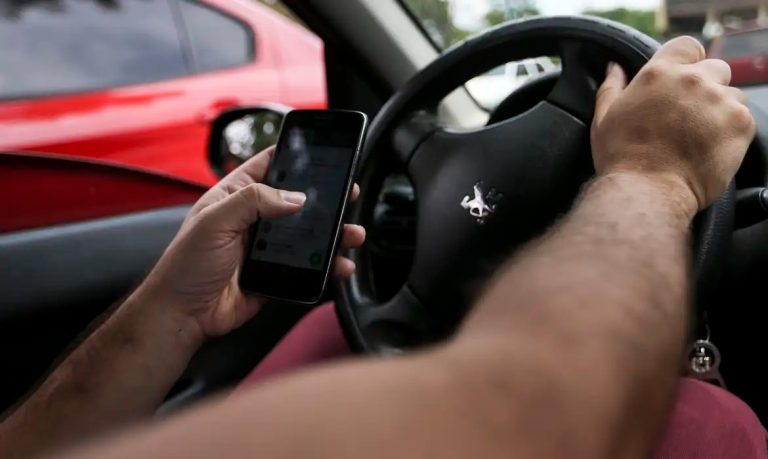 Motorista usando celular no volante.(Foto: Marcelo Camargo/Agência Brasil)