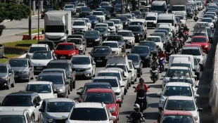 Entenda por que cidades de todo o mundo estão proibindo motoristas de virarem à esquerda