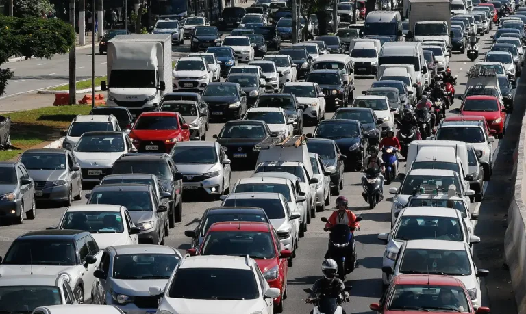 Entenda por que cidades de todo o mundo estão proibindo motoristas de virarem à esquerda