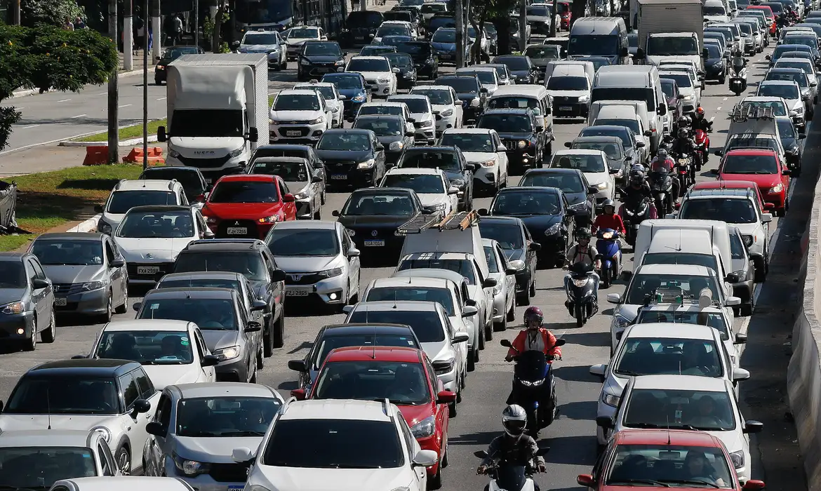 Entenda por que cidades de todo o mundo estão proibindo motoristas de virarem à esquerda