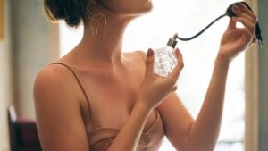 Especialista revela onde aplicar perfume para durar mais — e não é no pescoço