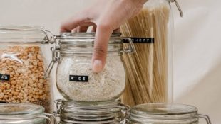 Onde deixar o pote de arroz para atrair riqueza, segundo o Feng Shui