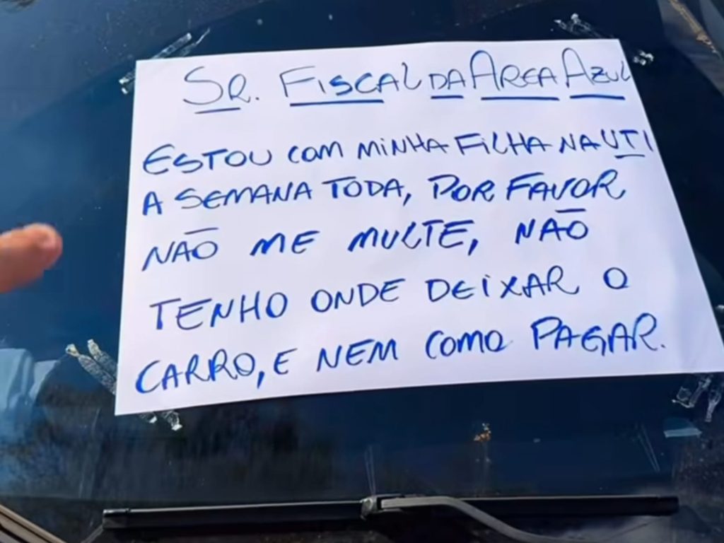 Placa colocada em veículo por motorista chama atenção