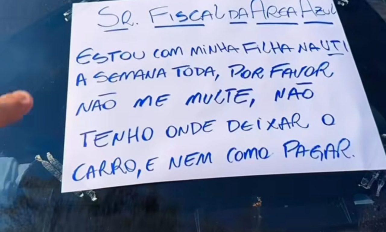 Placa colocada em veículo por motorista chama atenção