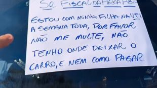 Placa colocada em veículo por motorista chama atenção