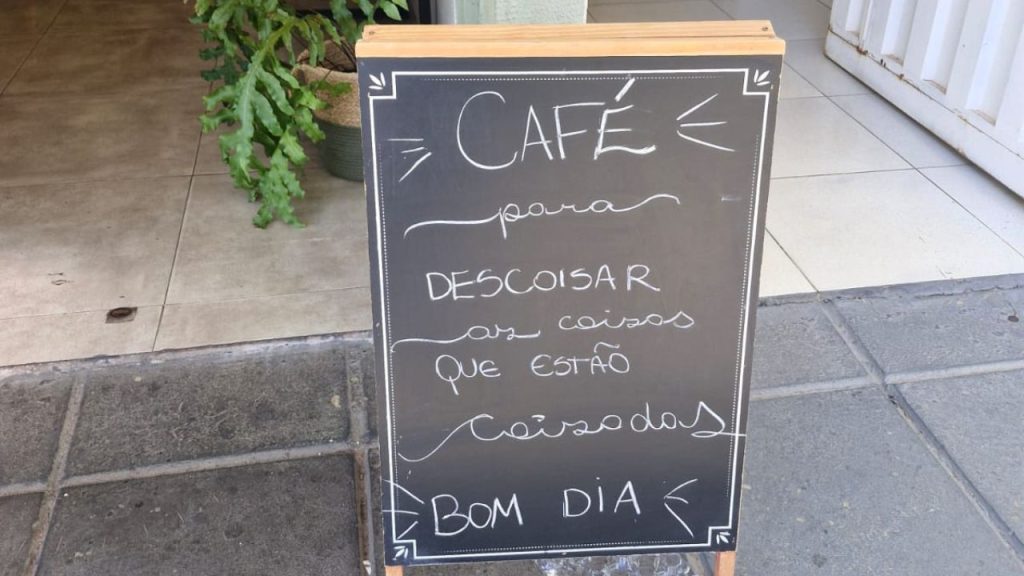 Placa chama atenção em cafeteria de Goiânia. (Foto: Augusto Araújo/Portal 6)