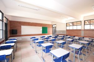 Sala de aula de colégio estadual em Goiás. professor