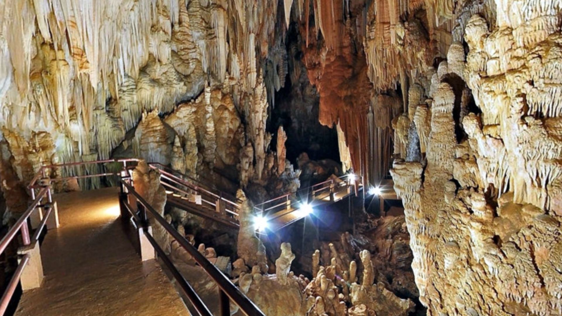 Complexo de grutas chama atenção dos turistas.