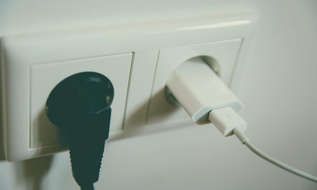 Aparelhos que você SEMPRE deve tirar da tomada quando for sair de casa