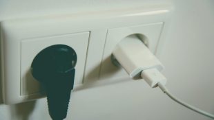 Aparelhos que você SEMPRE deve tirar da tomada quando for sair de casa