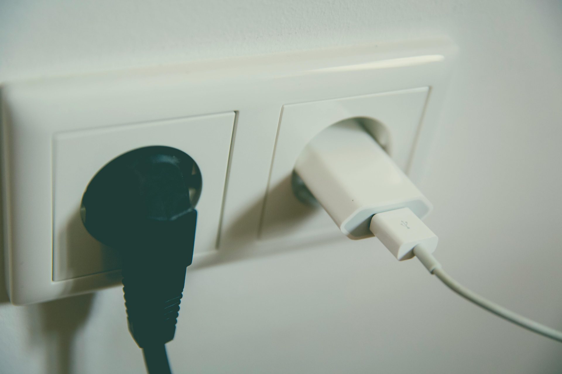 Aparelhos que você SEMPRE deve tirar da tomada quando for sair de casa