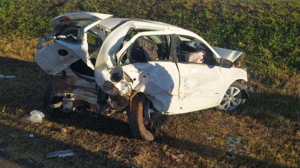 Veículos ficaram destruídos no acidente. (Foto: Divulgação/Triunfo Concebra)