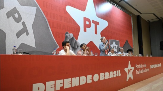 PT deve eleger presidente voltado ao centro enquanto partido guina discurso à esquerda