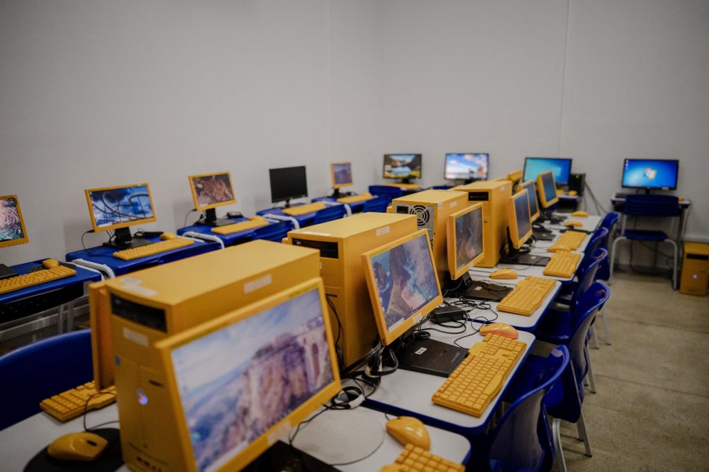 Cursos de especialização são realizados à distância.