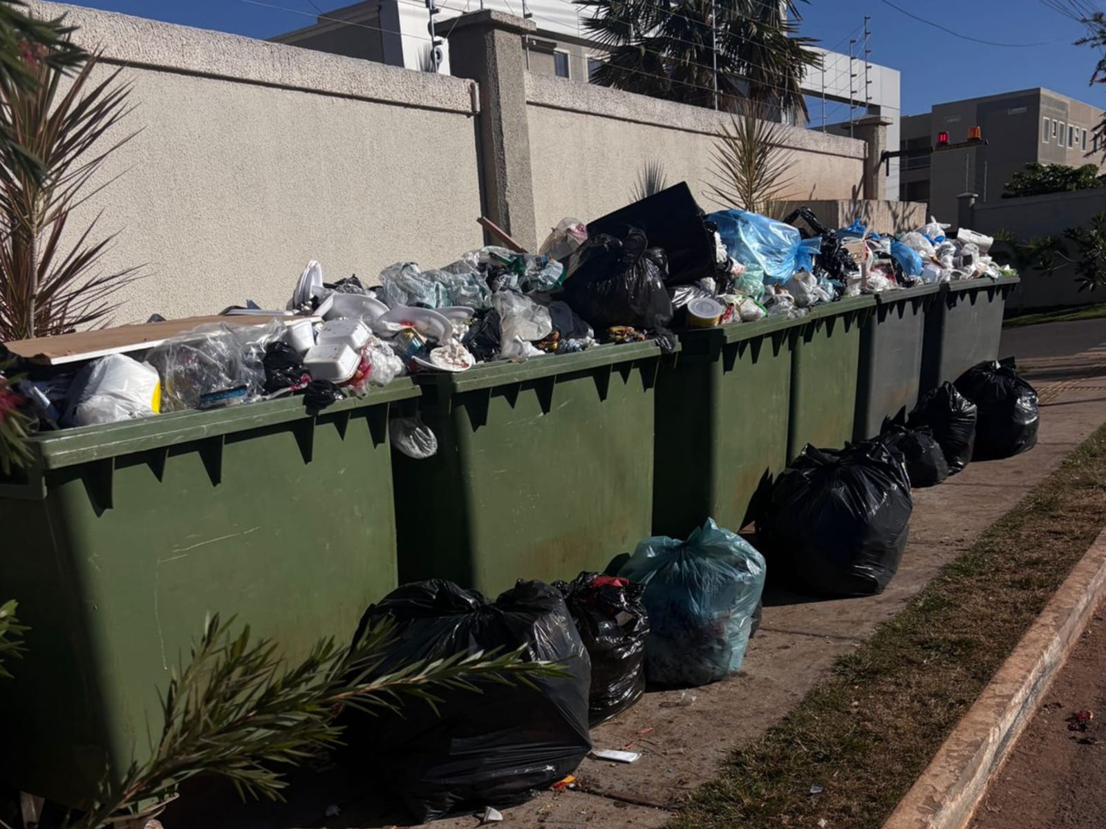 Moradores do Bairro de Lourdes denunciaram falta de coleta de lixo na região. (Foto: Fernando Rodrigues)