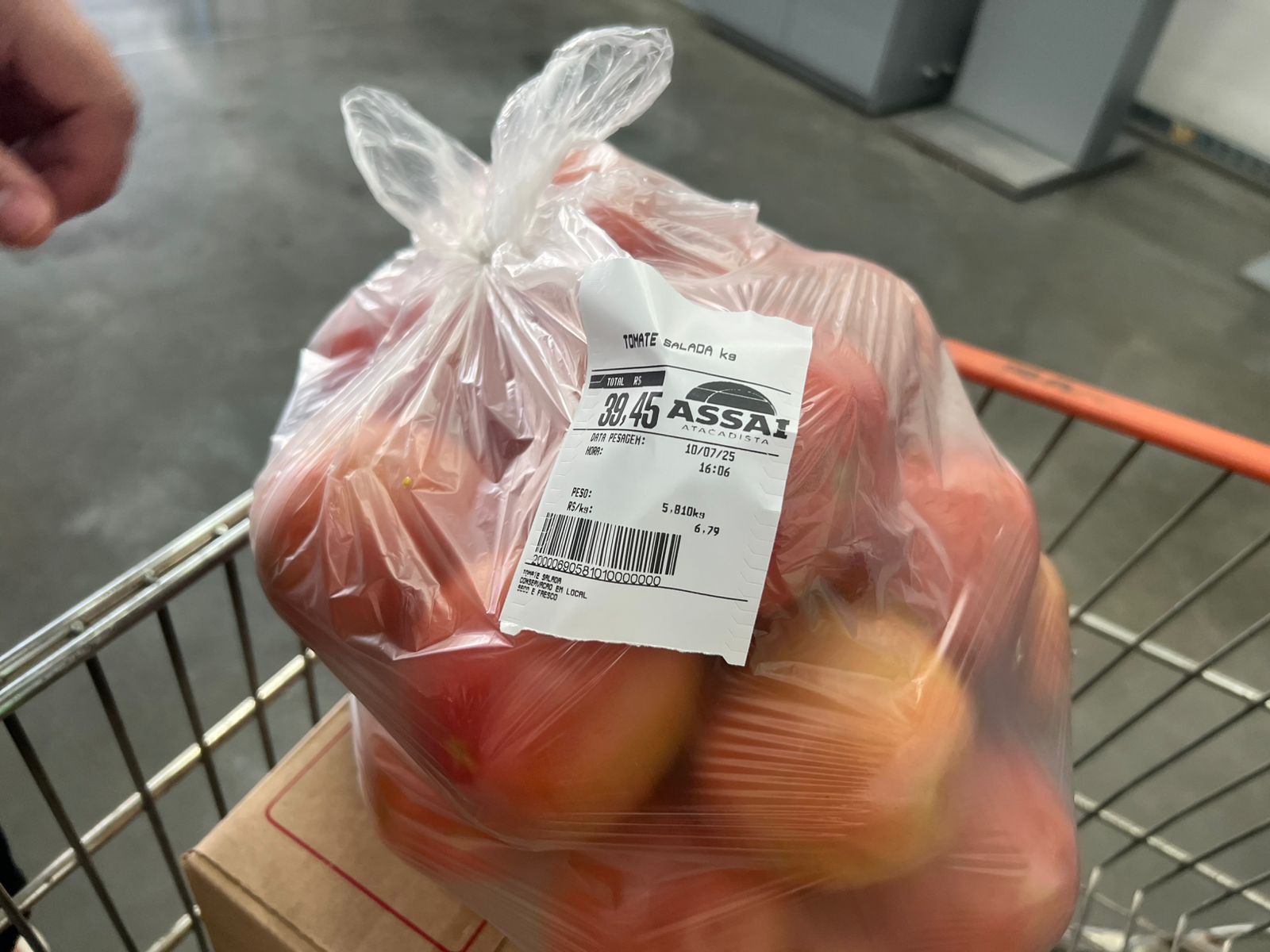 Moradora se surpreendeu com o valor ao passar a compra no caixa.