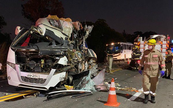 UFG emite nota de pesar após acidente de ônibus na BR-153 vitimar estudantes