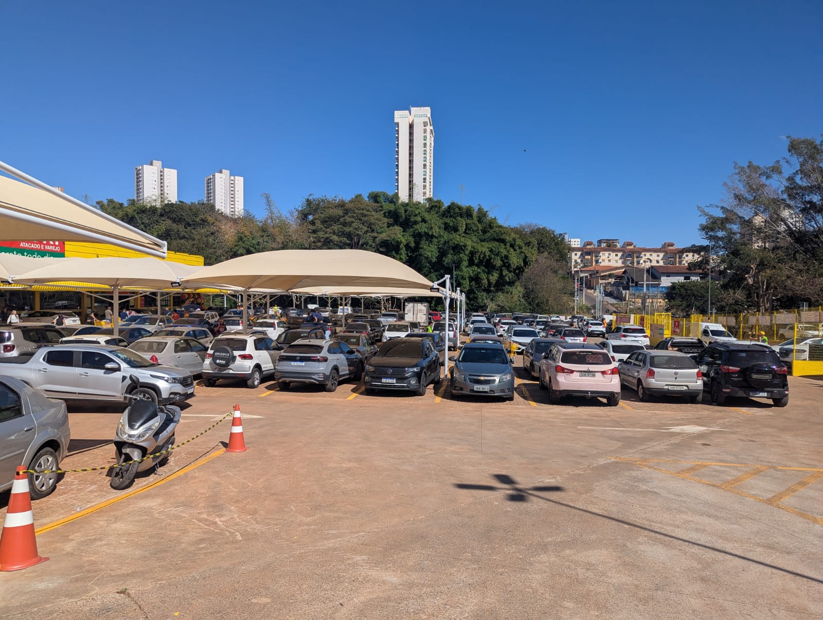 Estacionamento do Villefort seguiu lotado durante toda a manhã. (Foto: Davi Galvão)