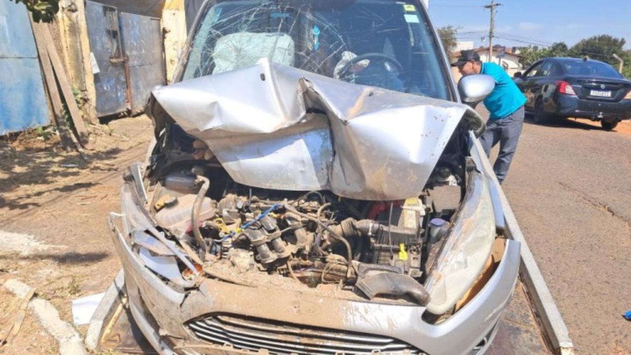 Motorista bêbado vai para delegacia após bater em caçamba no Centro de Anápolis