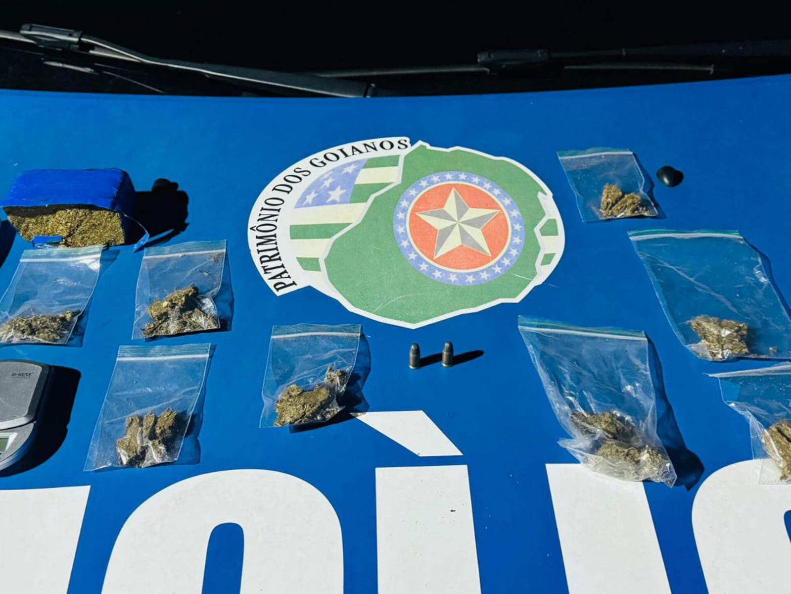 Drogas e munições foram apreendidas pela Polícia Militar (PM). (Foto: Divulgação)