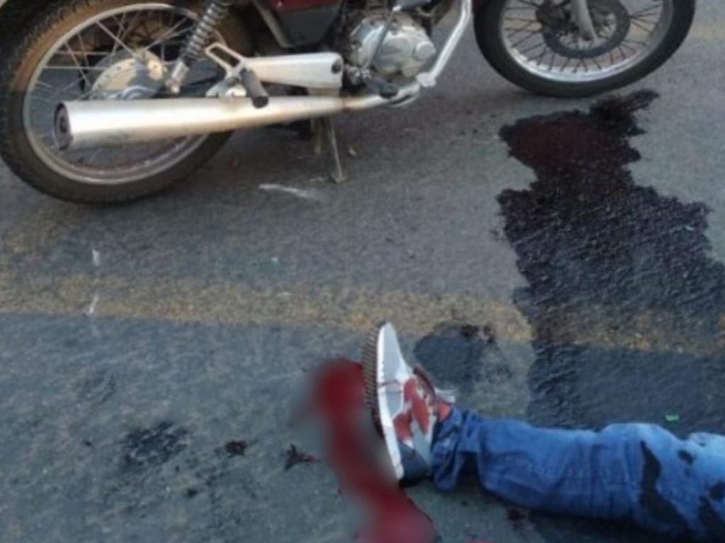 Condutor da motocicleta e garupa ficaram feridos. (Foto: Reprodução)