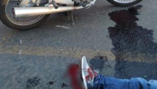 Condutor da motocicleta e garupa ficaram feridos. (Foto: Reprodução)