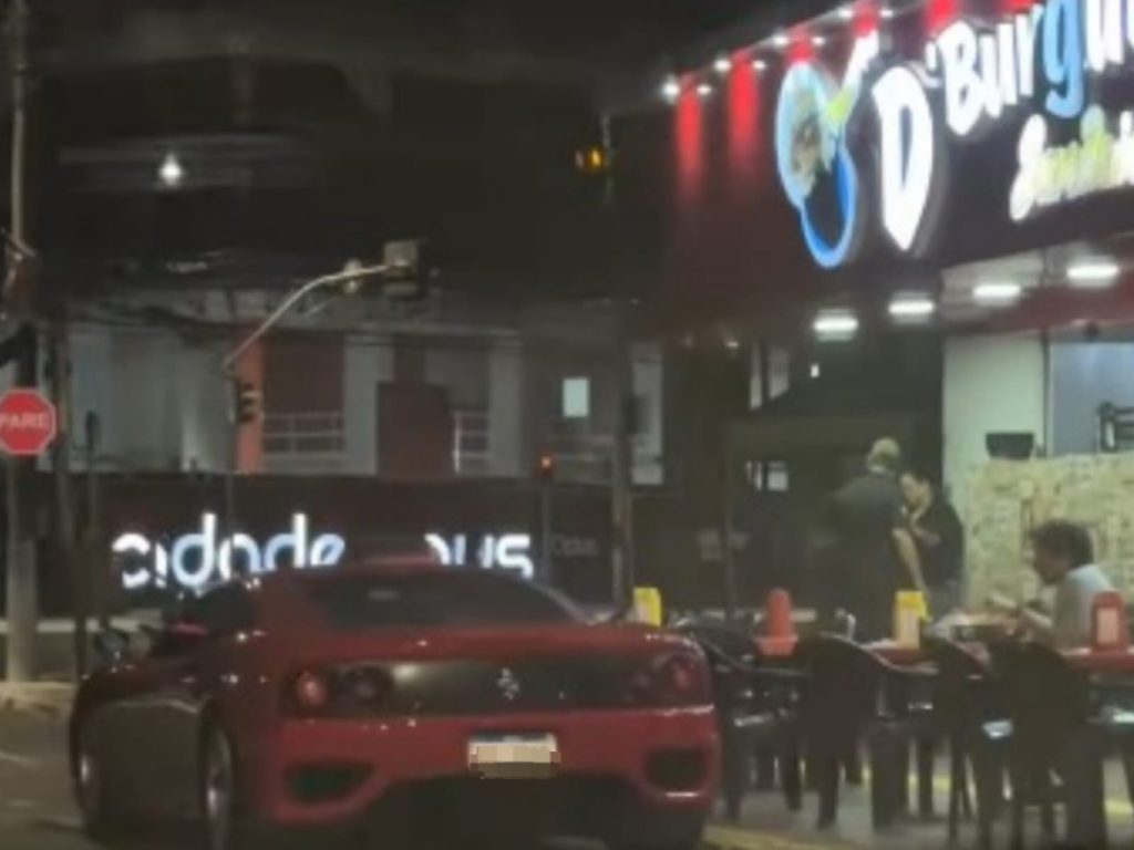 Ferrari estacionada em frente a pitdog viralizou nas redes sociais. (Foto:gyn.vipcars1)
