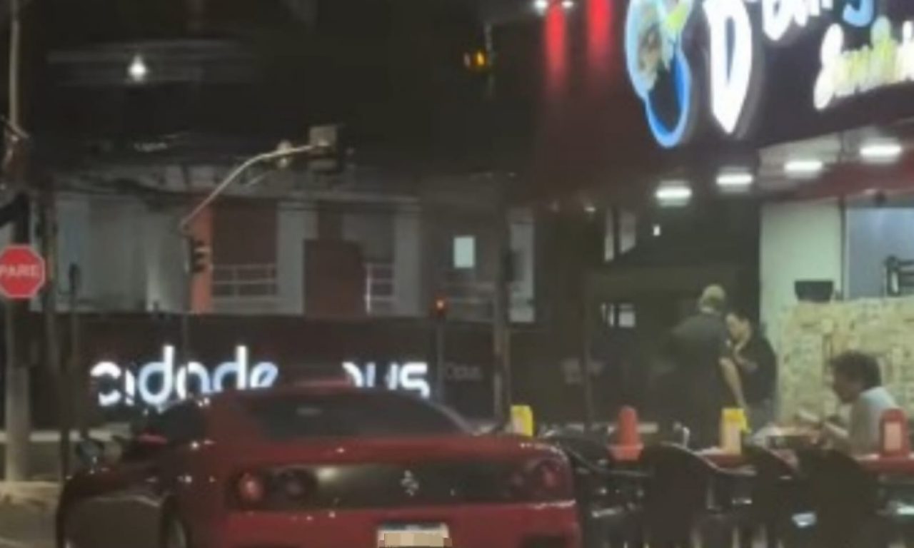 Ferrari estacionada em frente a pitdog viralizou nas redes sociais. (Foto:gyn.vipcars1)