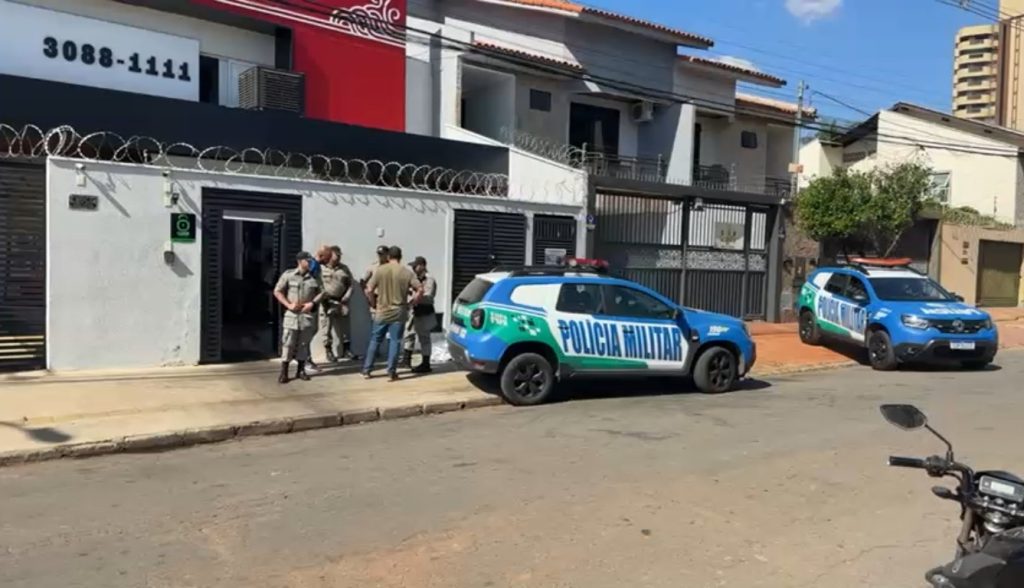 Motociclista é picado por abelha durante entrega para restaurante e morre em Goiânia