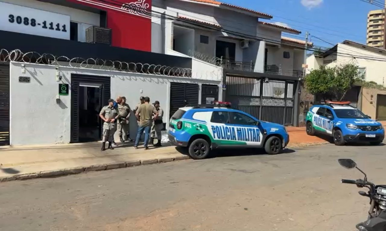 Motociclista é picado por abelha durante entrega para restaurante e morre em Goiânia