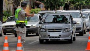 Motorista pega o carro para ir trabalhar como todo dia, mas esquece a CNH em casa e descobre que a falta dos documentos vira infração gravíssima na blitz