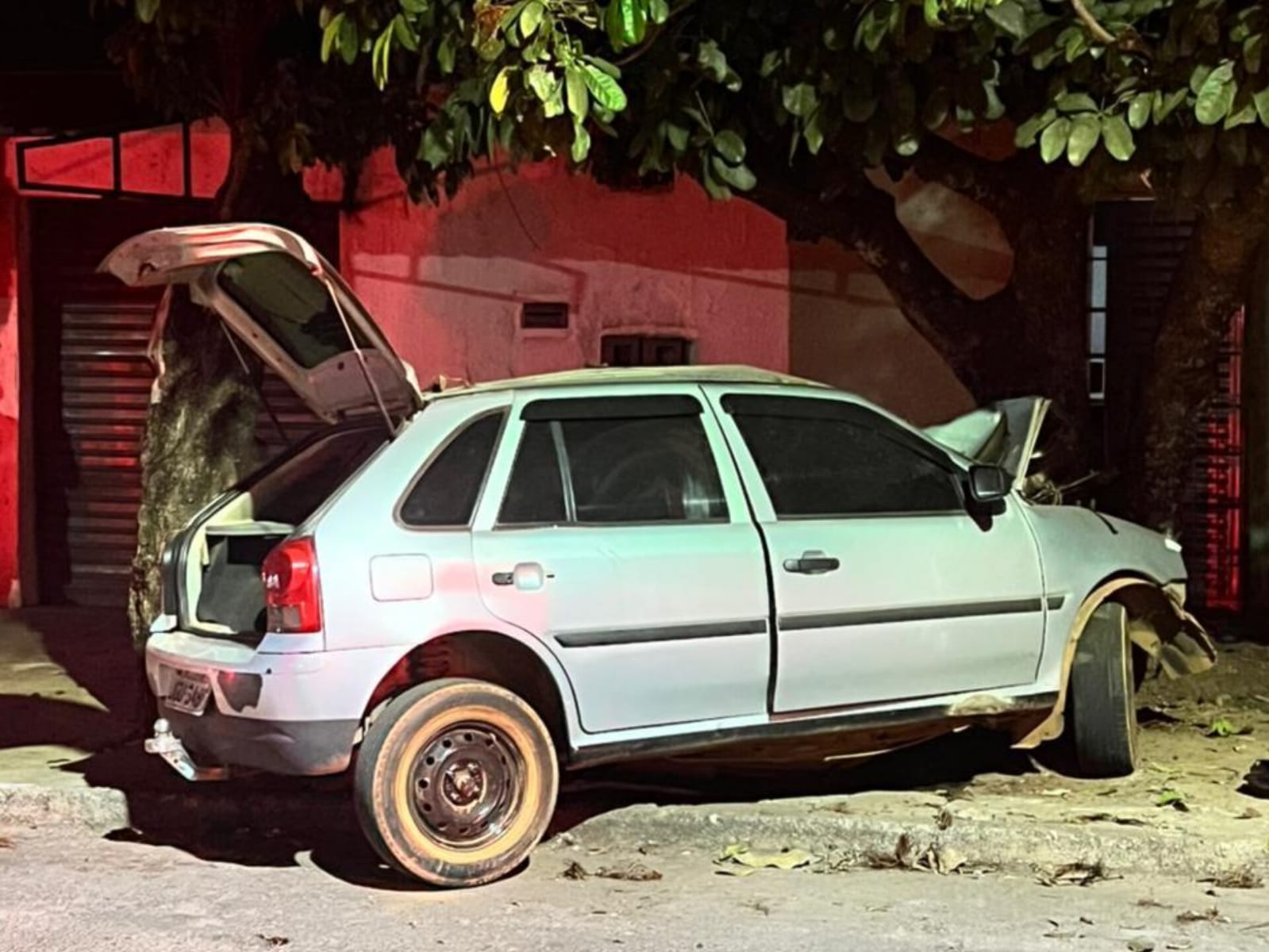 Impacto deixou carro severamente avariado. (Foto: Reprodução