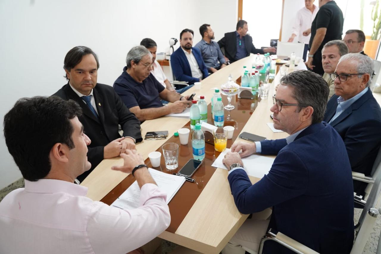 Reunião envolveu equipes da Secretaria de Saúde e representantes de entidades do setor.