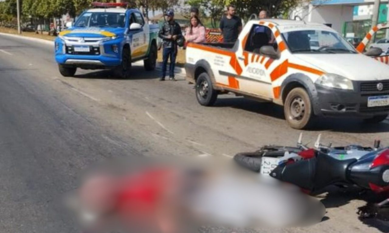 Motociclista morre ao bater em Fiat Strada e ser jogado para debaixo de carreta em Goiânia