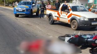 Motociclista morre ao bater em Fiat Strada e ser jogado para debaixo de carreta em Goiânia