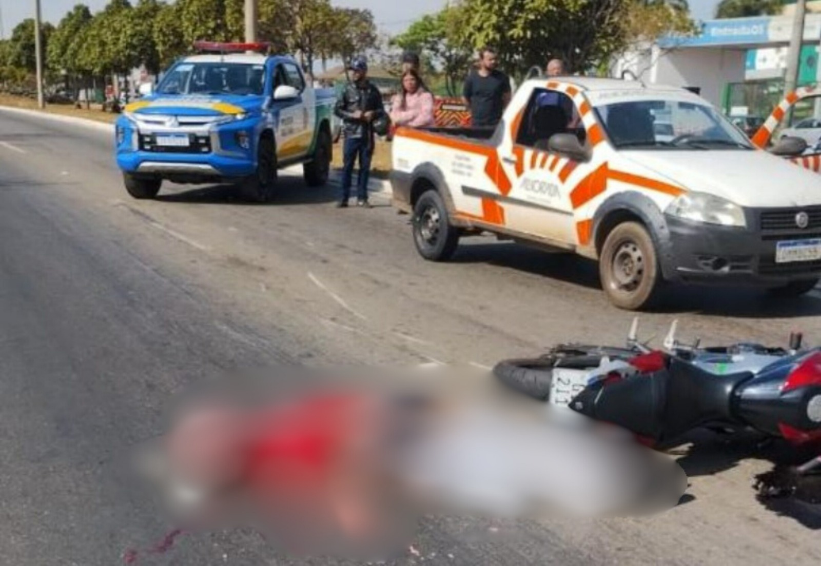 Motociclista morre ao bater em Fiat Strada e ser jogado para debaixo de carreta em Goiânia