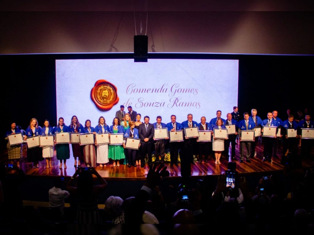 Homenageados com a Comenda Gomes de Souza Ramos, maior honraria da cidade de Anápolis. (Foto: Divulgação)